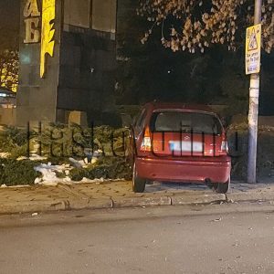 Кола се вряза в храсти на тротоар на пл. „Спартак“ в Хасково