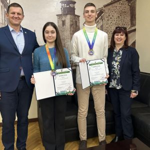 Медалистите от международната олимпиада по астрономия с награди от община Хасково