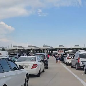 Огромни колони на турската граница, чака се с часове и заради блокирала система