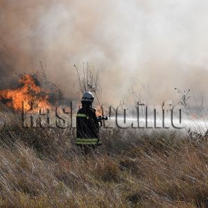 Пожар от спукана гума затвори магистралата, още няколко огнища в Хасковско